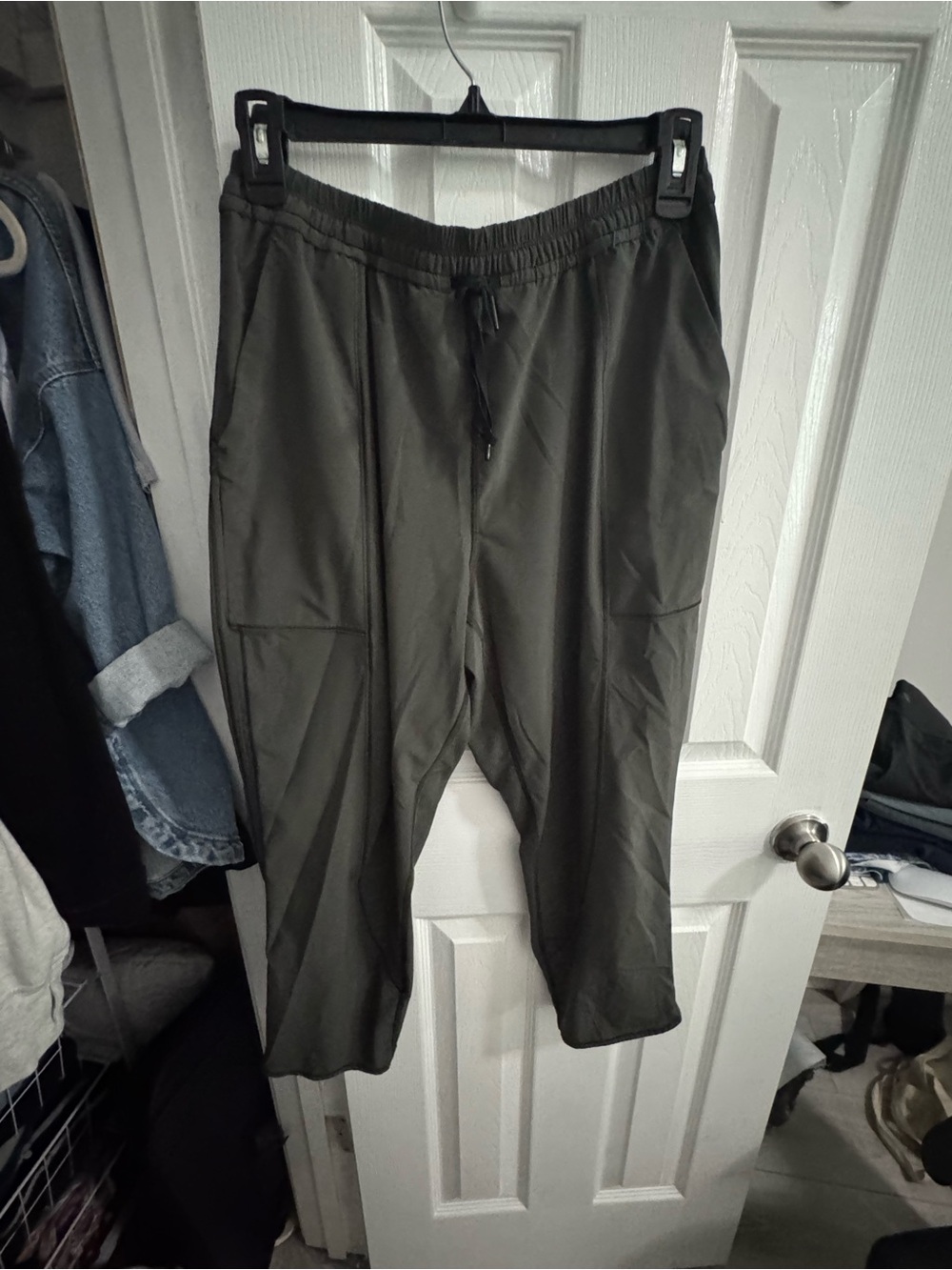 Green Lululemon Pants, size 8 cropped